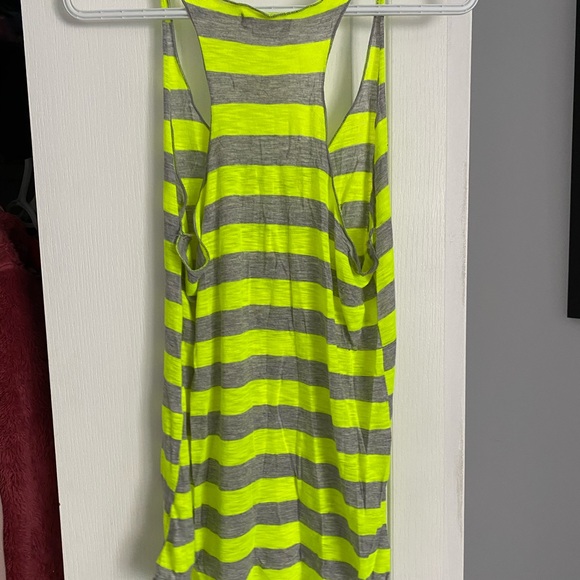 4 Tank tops - Picture 6 of 8